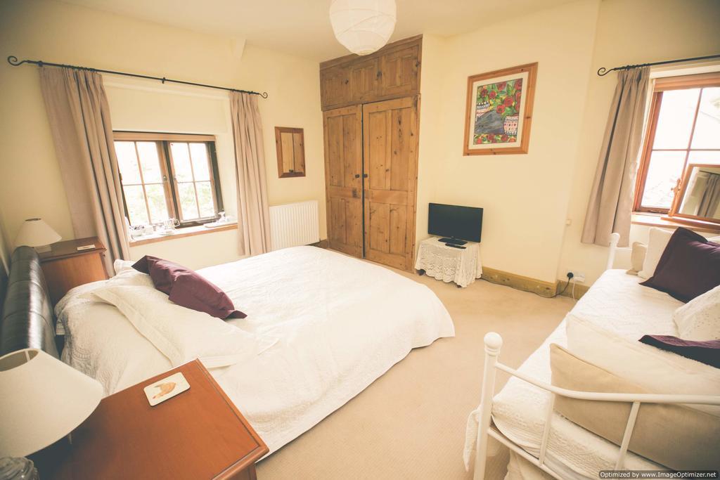 Weycroft Mill House Bed And Breakfast Axminster Room photo